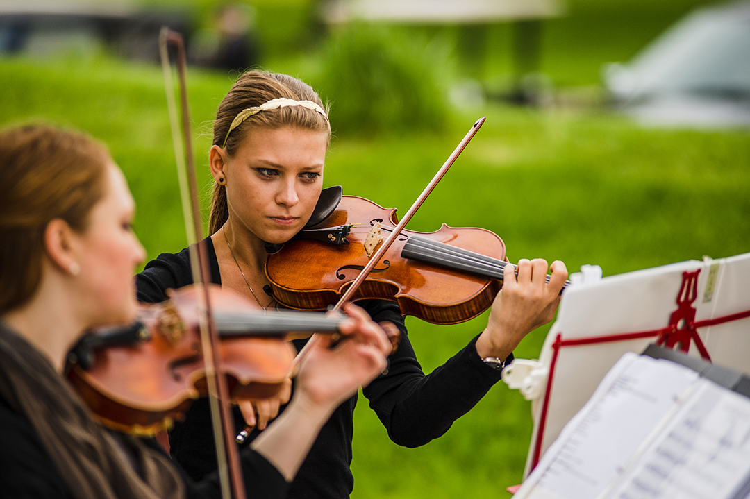 a young woman playing a violin at a Naperville wedding